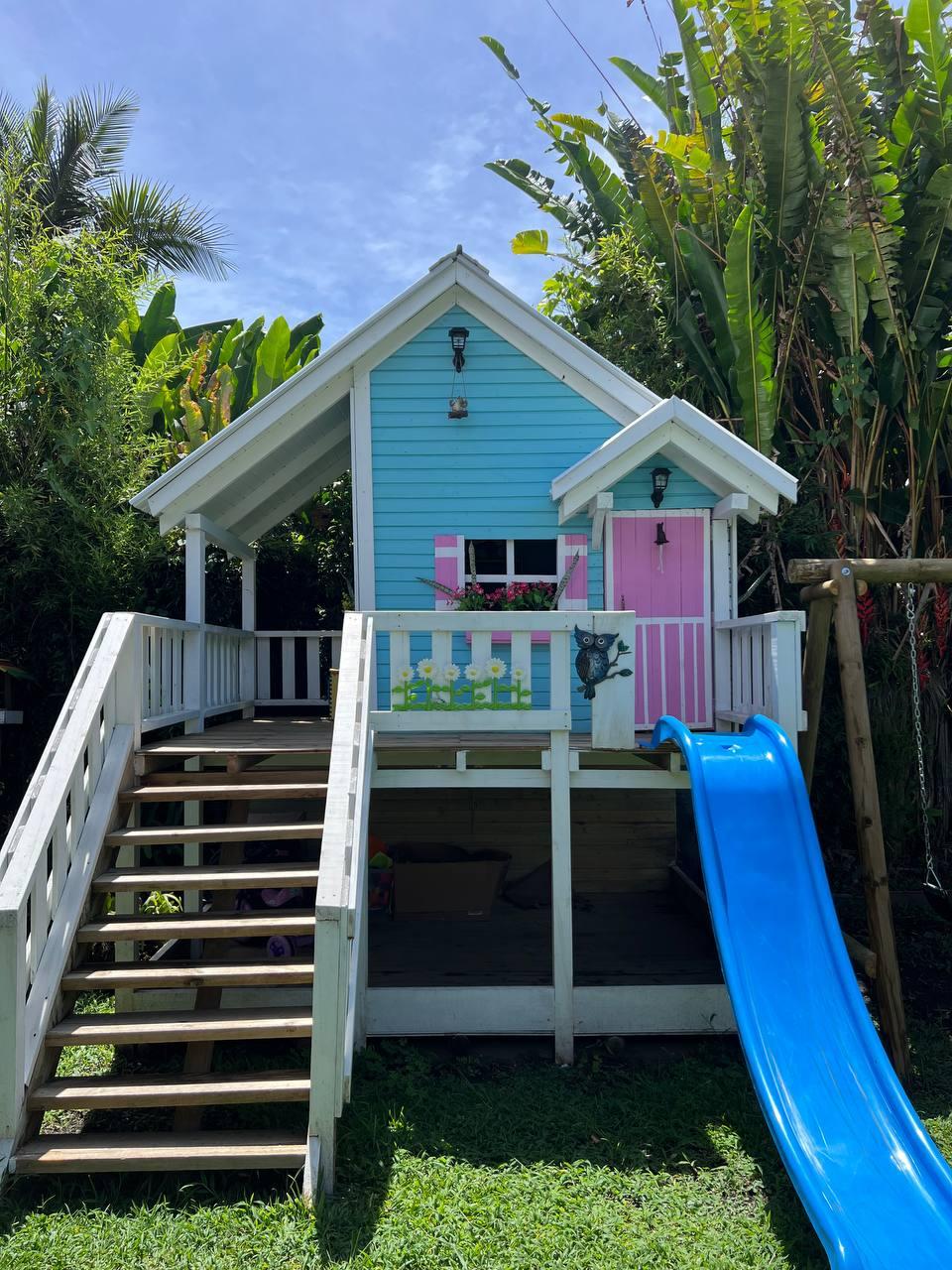 Casita de muñecas de madera con techo a dos aguas