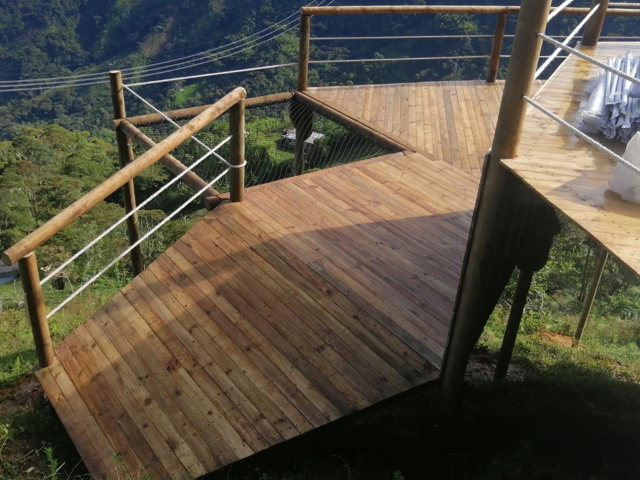 Madera tipo deck para exteriores como terrazas o jardines