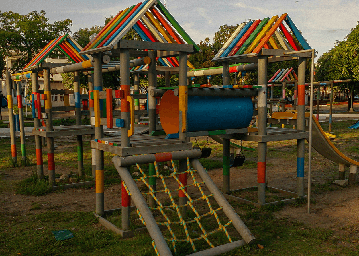 Parque infantil de madera con tobogán y columpios