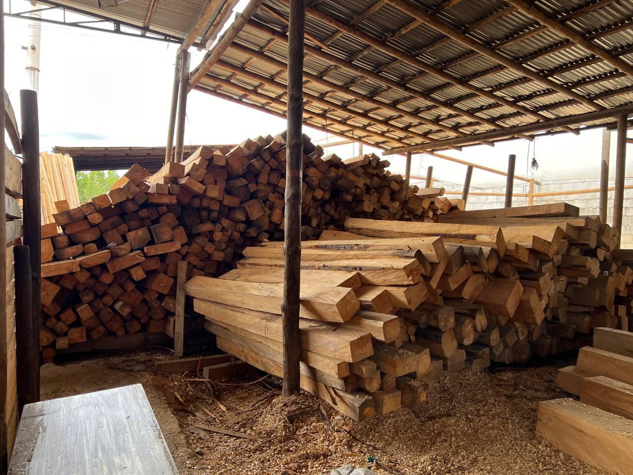 Postes de madera de lista para construcción